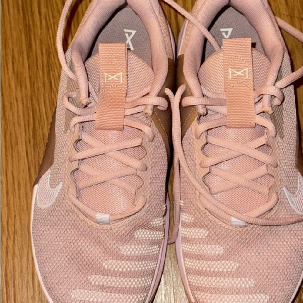 Nike Women's Blush Pink Athletic Shoes Sz 9